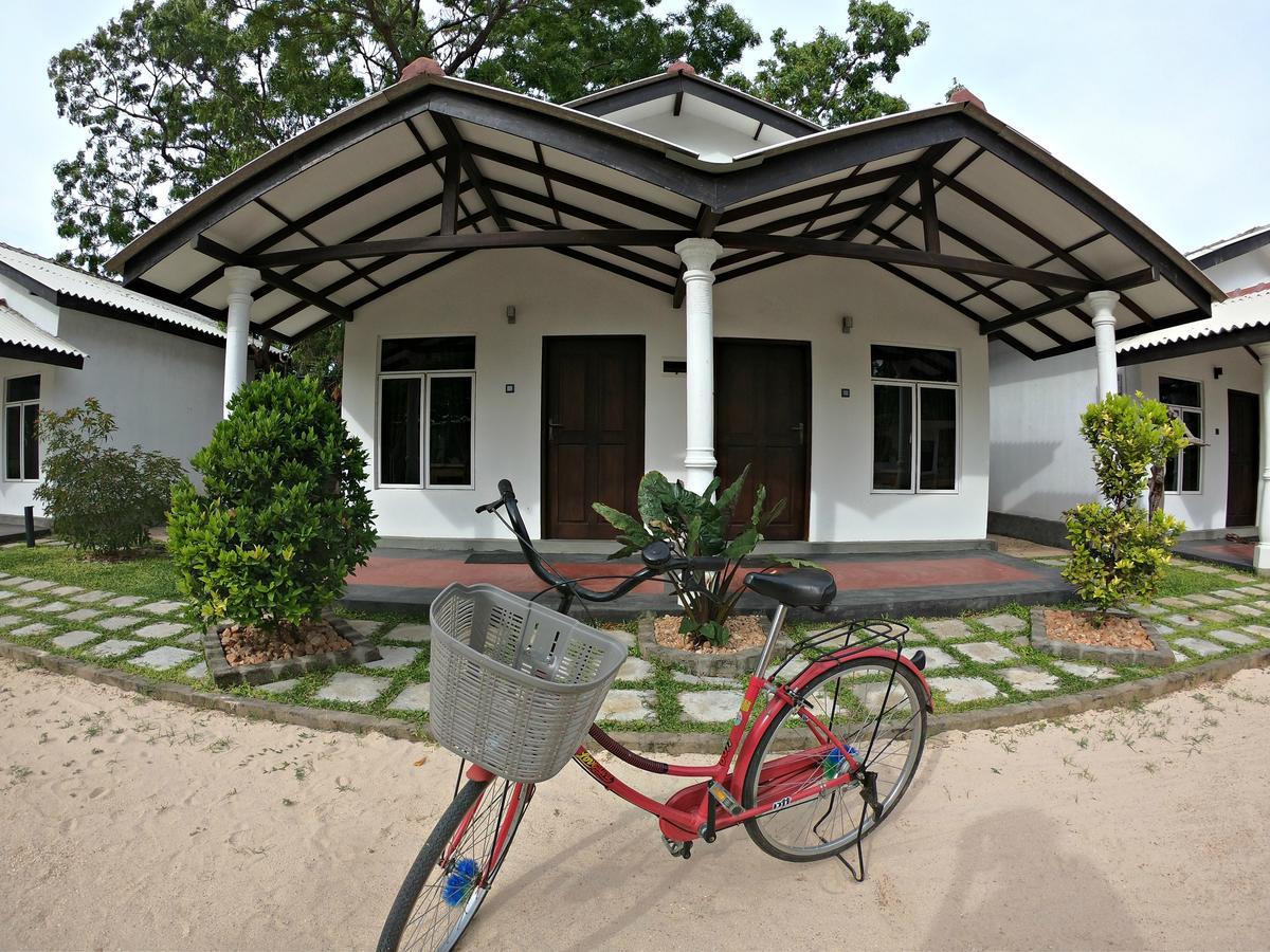 Luna Beach Hotel Nilaveli Bagian luar foto