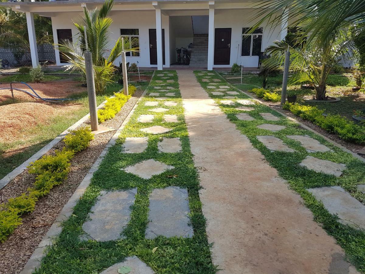 Luna Beach Hotel Nilaveli Bagian luar foto